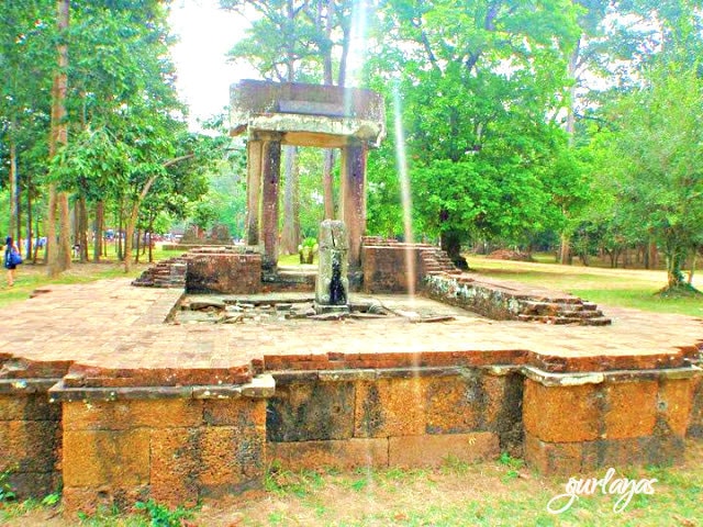 ruins Baksei Cham Krong by gurlayas.blogspot.com