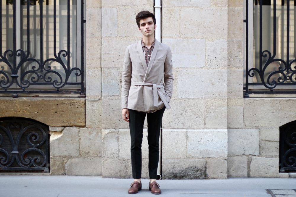 BLOG-MODE-HOMME-VOYAGE-STYLE_chemise-soie-equipment-veste-kimono-ceinture-croisee-noyoco-saharienne-chaussures-boucle-céline-bordeaux-paris