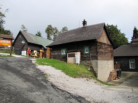 Koliba u Zaryša położona za chatami Jurkoviča. Koliba u Zaryša położona za chatami Jurkoviča.
