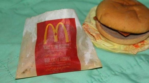 Un hombre subasta en eBay una hamburguesa de McDonald's comprada hace 6 años Un hombre subasta en eBay una hamburguesa de McDonald's comprada hace 6 años