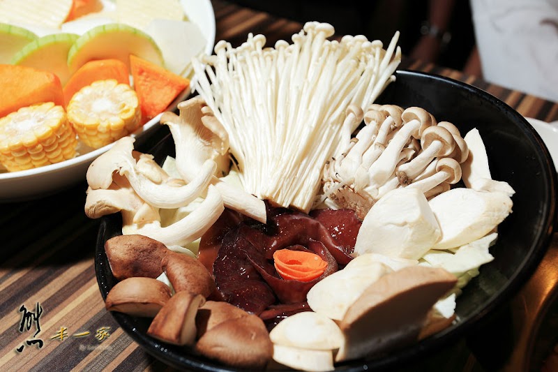 勾勾鍋鴛鴦火鍋|台南府前路小吃美食葷食素食餐廳|千頌伊買千送一百|麻辣鴛鴦火鍋