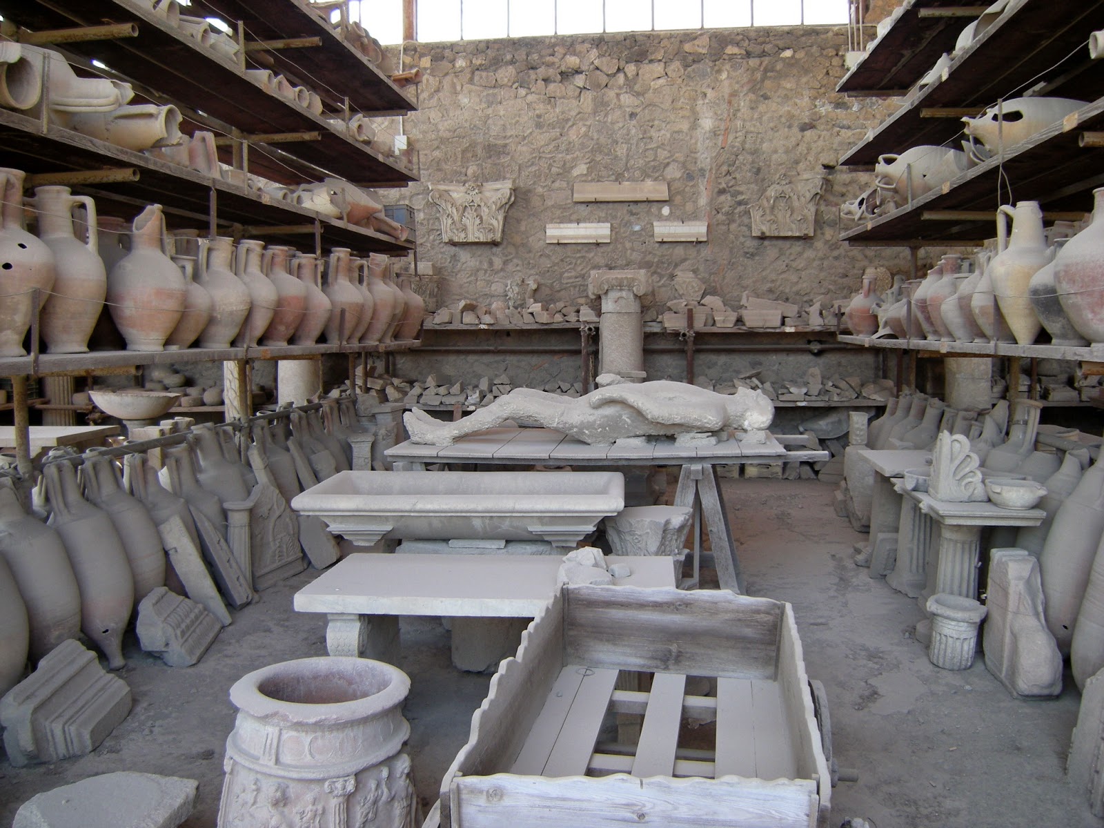Restos Arqueológicos hallados en la ciudad de Pompeya, desde vasijas hasta restos humanos.