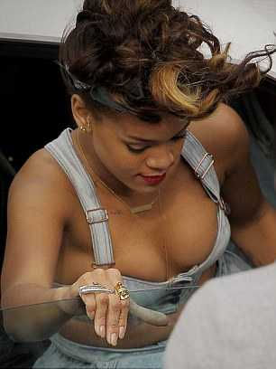 Rihanna+upskirt+moment+in+her+new+music+video+03