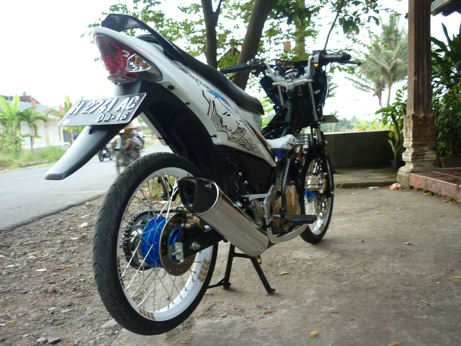 Ide 98 Modifikasi Satria F 2012 Biru Putih Terlengkap Ruji Motor