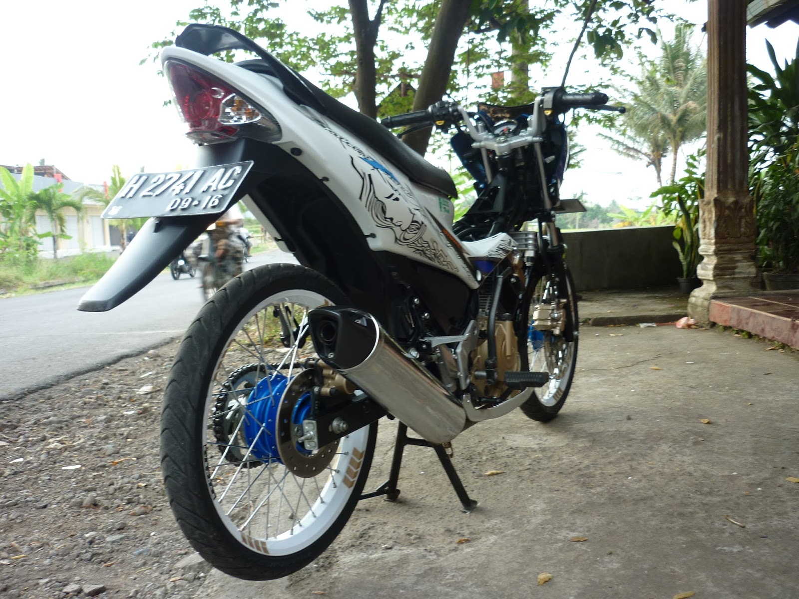 Yoga Ananda Satria F Biru Putih