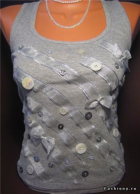 camiseta con botones y cintas