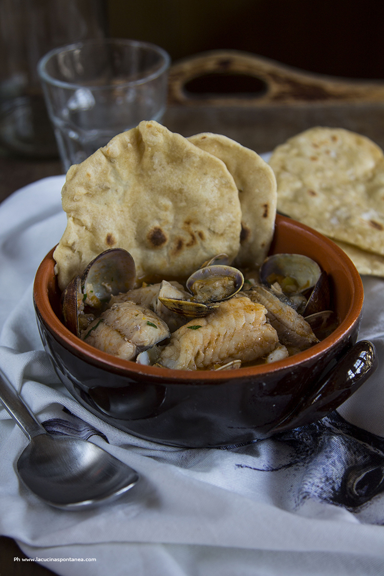 Brodetto di pesce con pane azzimo ai semi di finocchio - La cucina ...