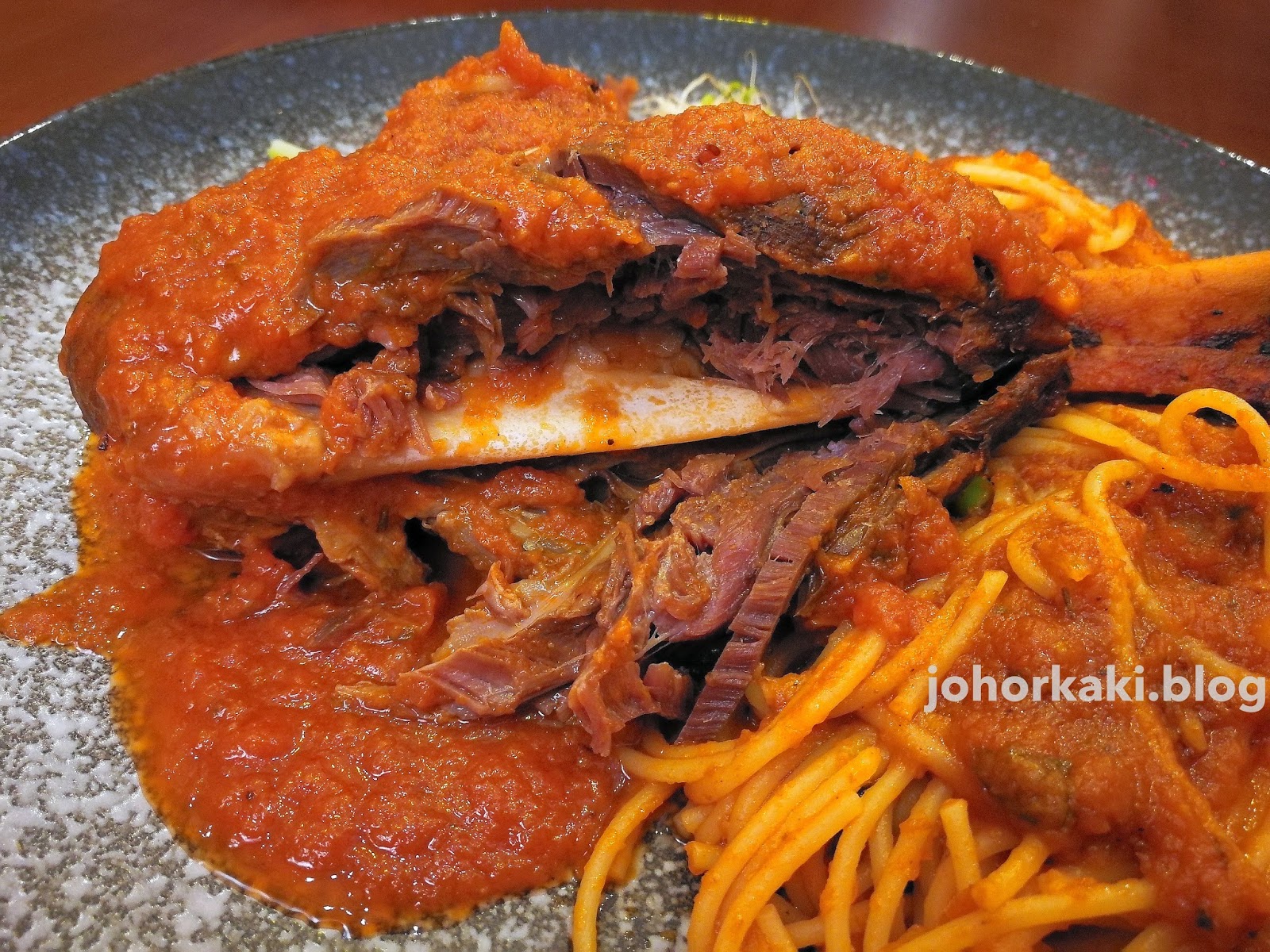 Moonlight Cake House's Seri Alam outlet. Prettiest Cafe in Johor now