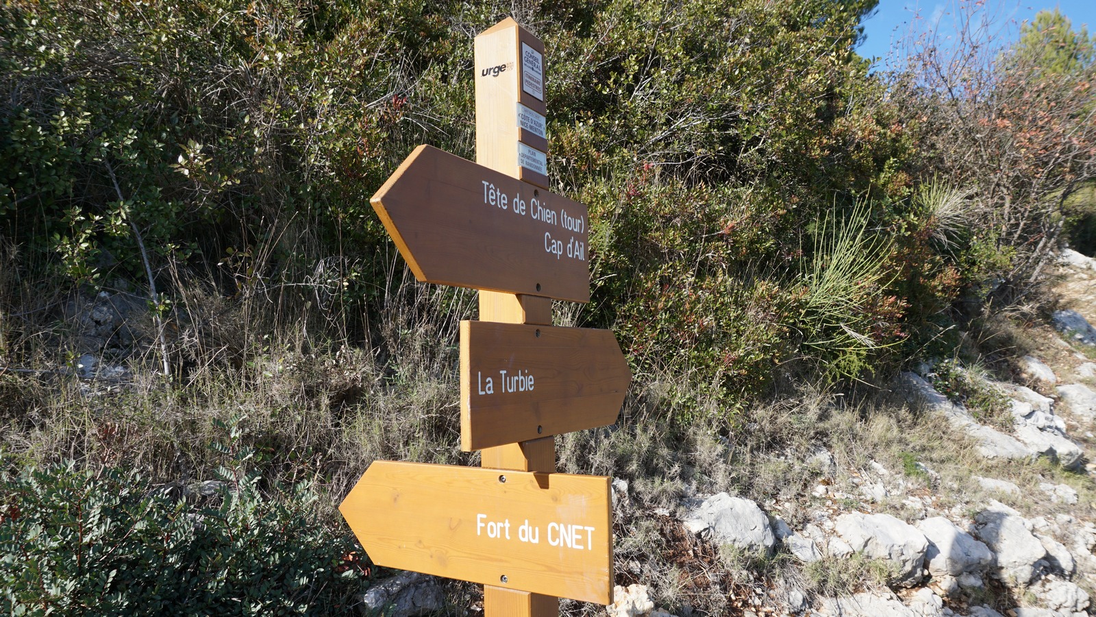 Signpost at the crossroads to Tête de Chien