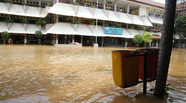 Ahok Tantang Hujan Lebat, Setelah Itu Djarot Pun Kaget Karena Semua Perumahan Elit Terendam Banjir