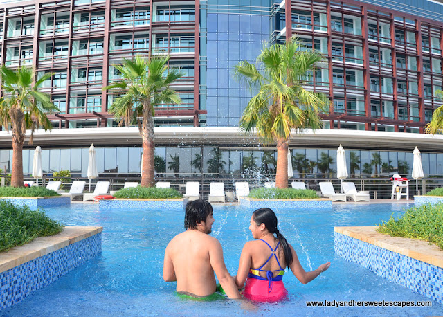 Ed and Lady at Marriott Hotel Al Forsan pool