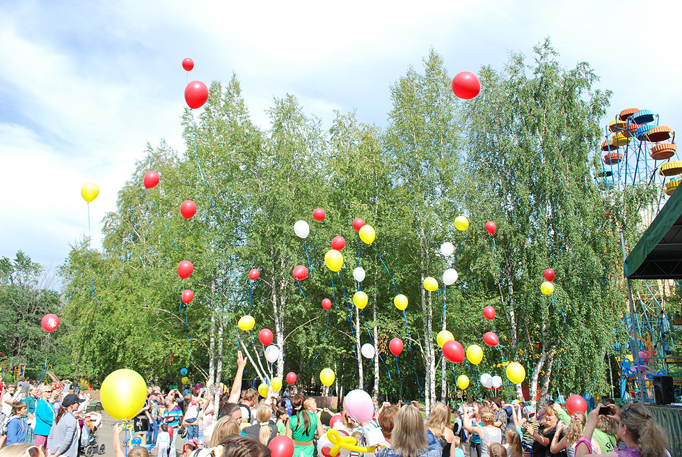 Орджоникидзе лысьва. Лысьва праздник. Пермский край праздник воздушных шаров. День воздушных шаров в Москве в парке. Сквер в Лысьве с шаром.