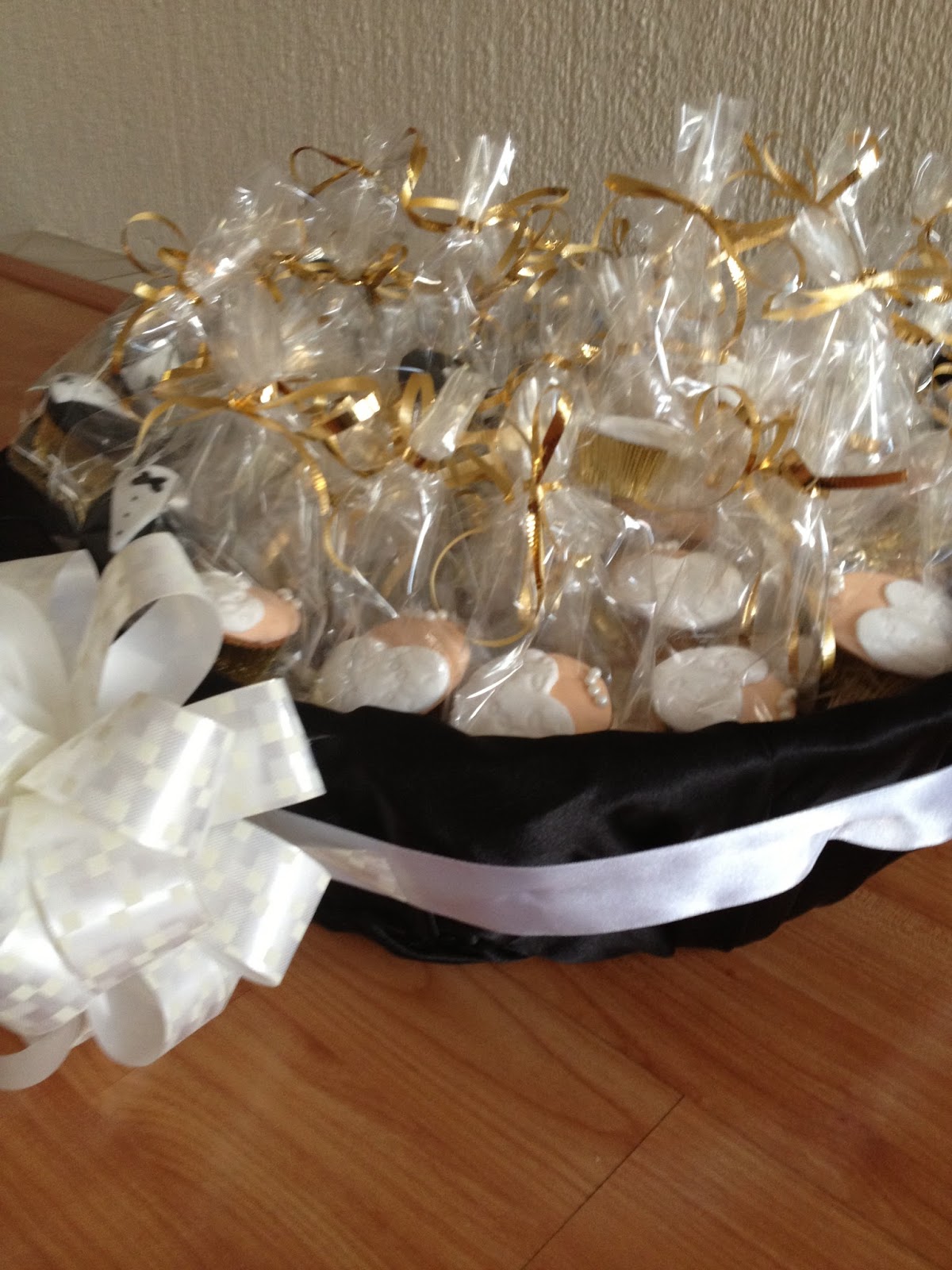 a-muffin-top-full-of-cupcakes-cupcake-presentation-taking-it-to