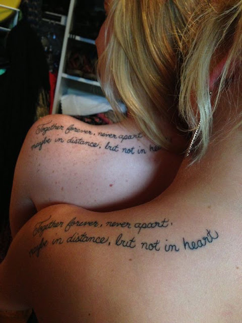 dos rubias de espaldas cada una con un tatuaje en el omoplato de una frase de hermanas