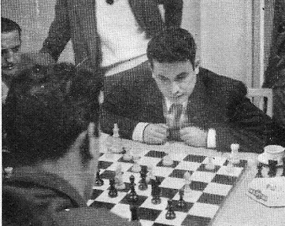 Ramón Cué jugando ajedrez