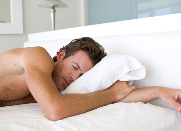 Erkeklerin Çıplak Uyuması İçin 5 Bilimsel Neden TeknOlsun