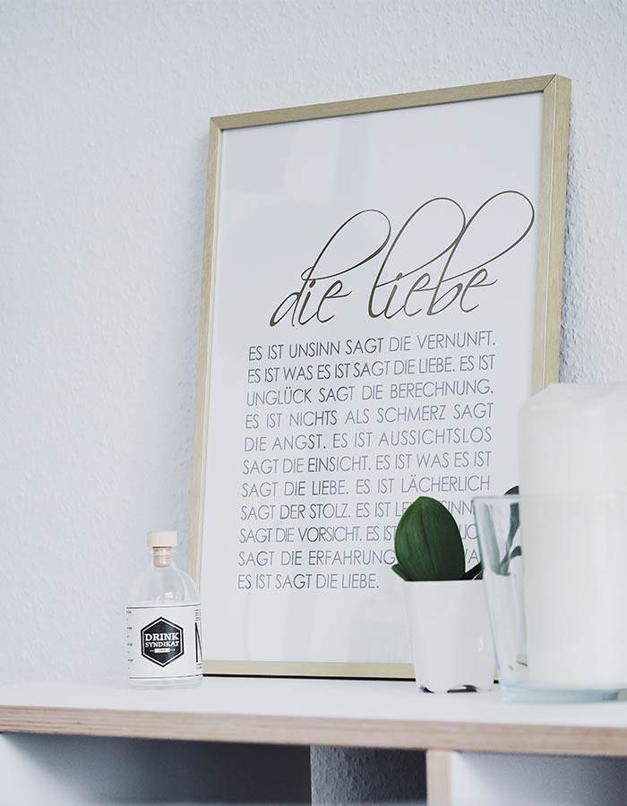 Prateleira com itens de decoração: quadro, planta e vela.Uma ótima ideia para decorar um cantinho do quarto!