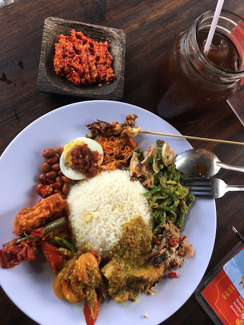 Nasi Campur Ayam adalah Makanan khas Bali Nasi Campur Ayam adalah Makanan khas Bali