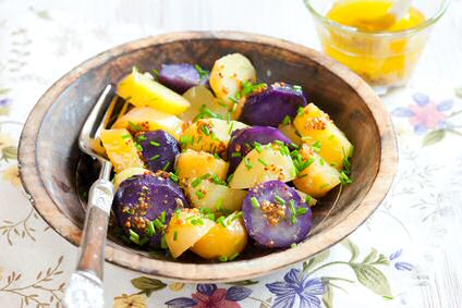 Kies kleine, biologische, kleurrijke aardappels voor een gezonde aardappelsalade