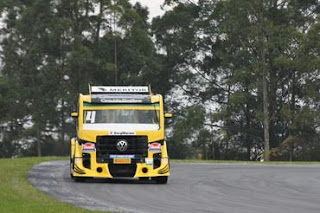 Vídeo: Caminhão que comemora os 65 anos da Scania no Brasil tem 450 cv e  cor de Audi