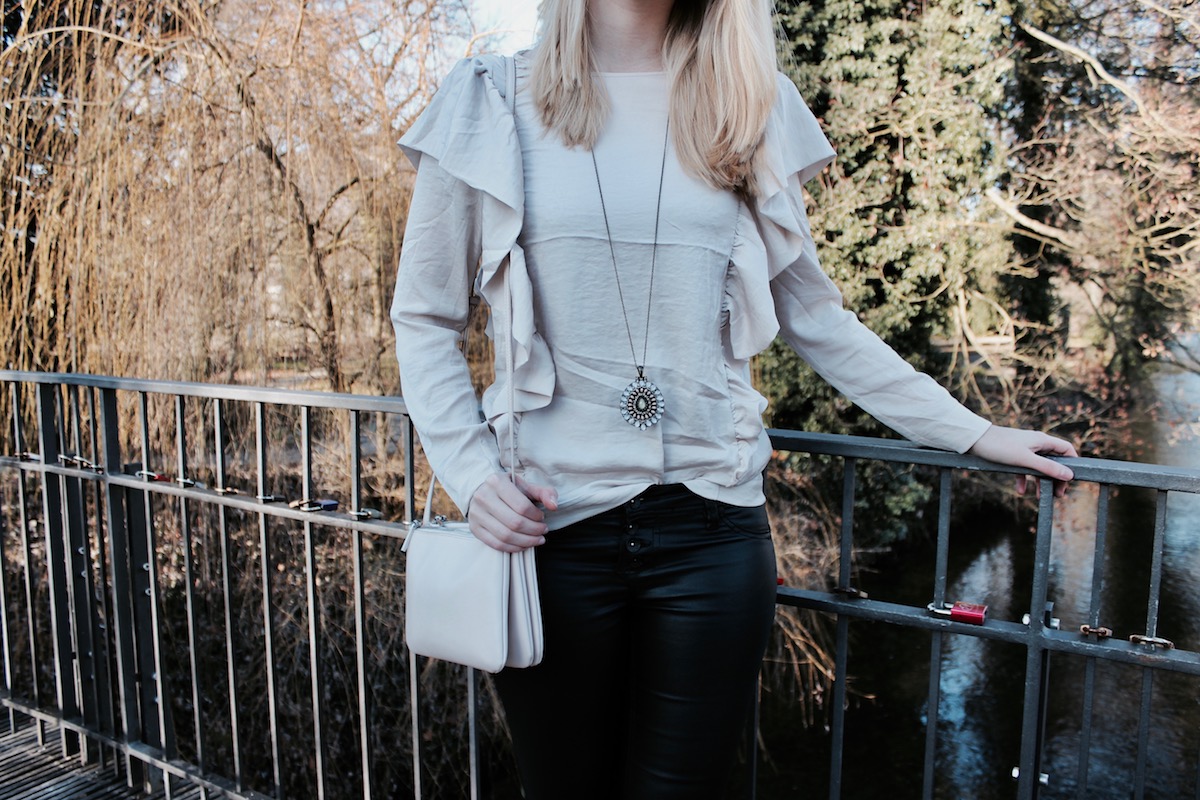 Fashion Outfit Blog Stuttgart Volants Lederhose Blücherschuhe www.theblondelion.com Fashion Outfit Blog Stuttgart Volants Lederhose Blücherschuhe www.theblondelion.com