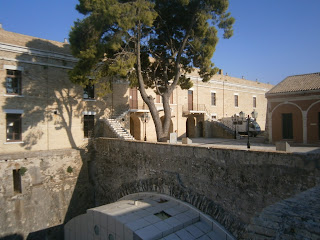 o αγγλικός στρατώνας στο παλαιό φρούριο της Κέρκυρας
