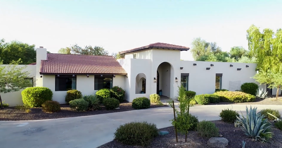 Tour 6732 E. Fanfol Dr, Paradise Valley, AZ vs. 17 Interior Design Photos