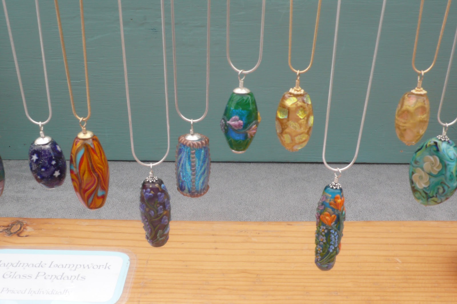 LH Photo Corner Jirivil Wood the Amazing Bead Artist