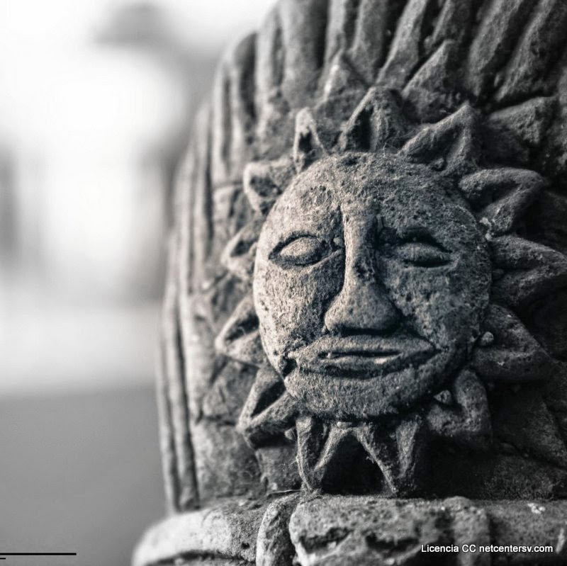 El Sol detalle con rasgos de la cultura Maya. SOY CUSCATLECO