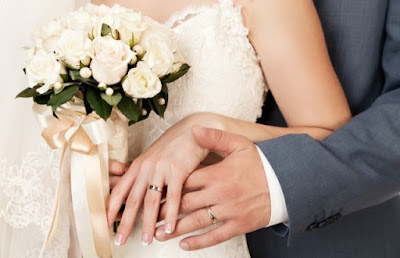 Cincin pernikahan di jari manis suami-isteri. Cincin pernikahan di jari manis suami-isteri.