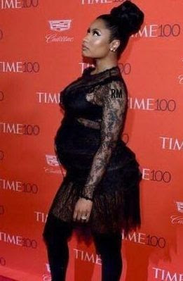 b Nicki Minaj throlls her fans with pregnancy photos