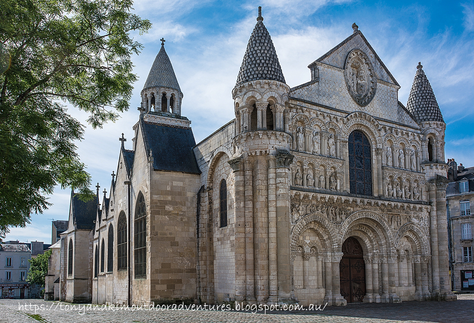 Нотр дам ля гранд. Церковь notre-Dame la grande, Пуатье. Церковь notre-Dame la grande, Пуатье стиль. Нотр дам де ла Гранд Пуатье фасад. Церковь сент Илер в Пуатье.