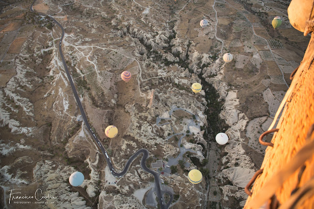 Vista del terreno desde las alturas. Volando en globo en Capadocia. Viajes_Turquia_Fotografia