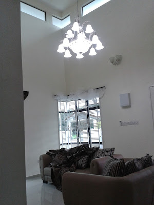 Sesi Lawatan Ke Rumah Orang Setiap Hari Penuh Kebahagiaan Ruang Tamu Jenis Siling Tinggi Dari Luar Nampak Macam Rumah Double Y Lampu Chandelier Cantekk Je Comell