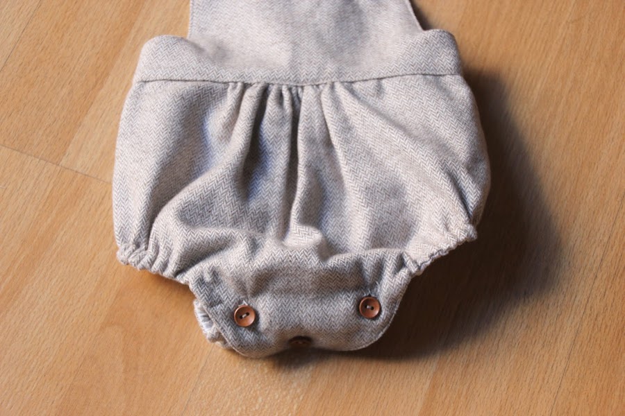 DIY Tutorial y patrones de ropa para bebes. Como hacer peto bebe