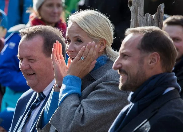 Crown Prince Haakon and Princess Mette-Marit visited Namsskogan, Grong and Namsos. red dress and grey coat