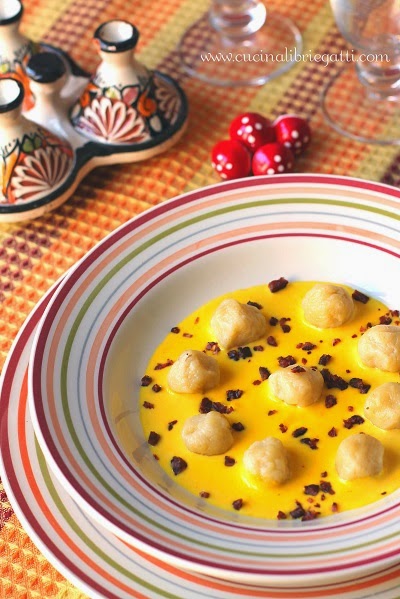 gnocchi patate salsiccia crema parmigiano zafferano gnocchi patate salsiccia crema parmigiano zafferano