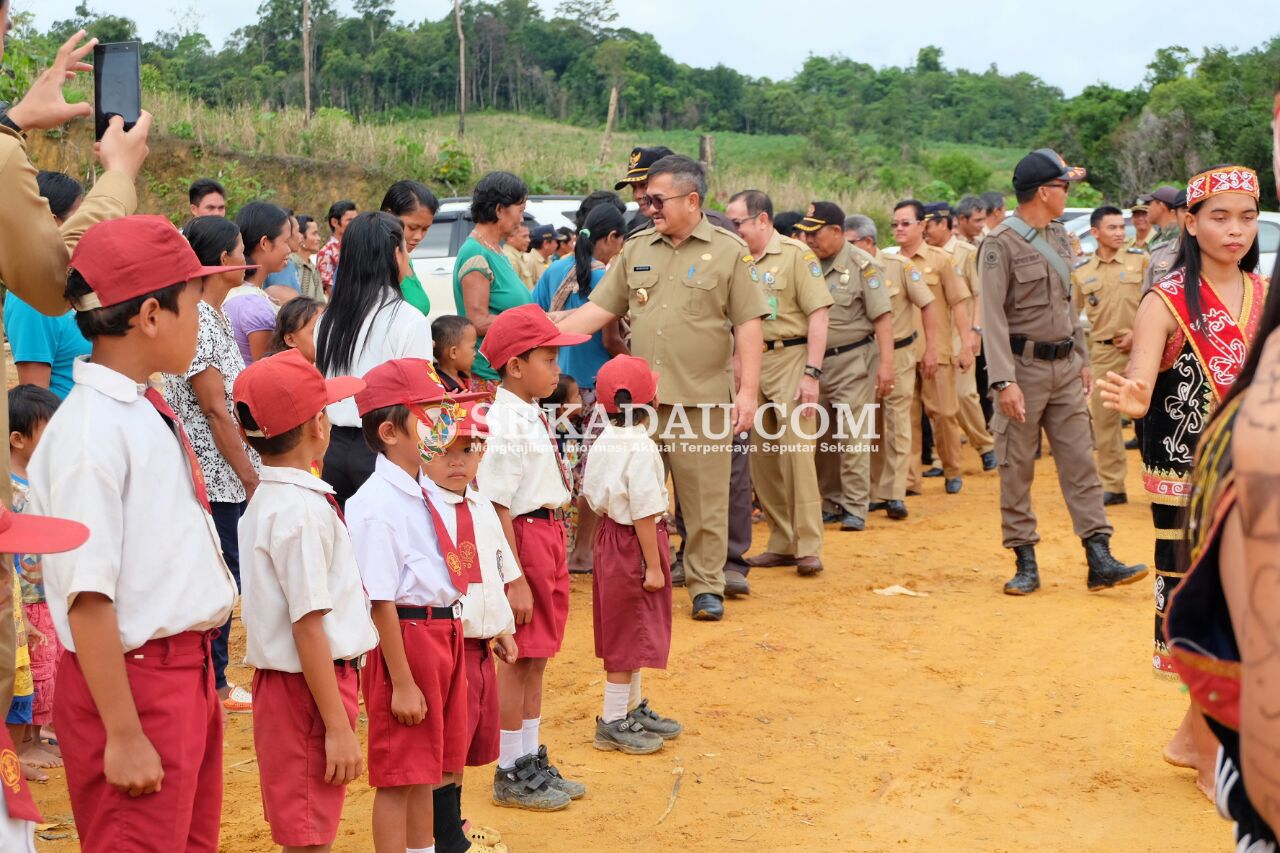 WABUP: "KALAU ADA YANG TIDAK SEKOLAH, SURUH SEKOLAH" Wakil Bupati Sekadau Aloysius meresmikan SD Negeri 39 Dusun Kiatak, Desa Cupang Gading, Kecamatan Sekadau Hulu, Senin (3/4) pagi. Dengan dibangunnya sekolah tersebut, diharapkan tidak ada lagi anak-anak yang tidak bersekolah khususnya yang berada di wilayah tersebut.