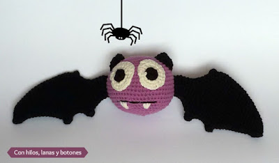 Con hilos, lanas y botones: murciélago amigurumi (patrón gratis en español)
