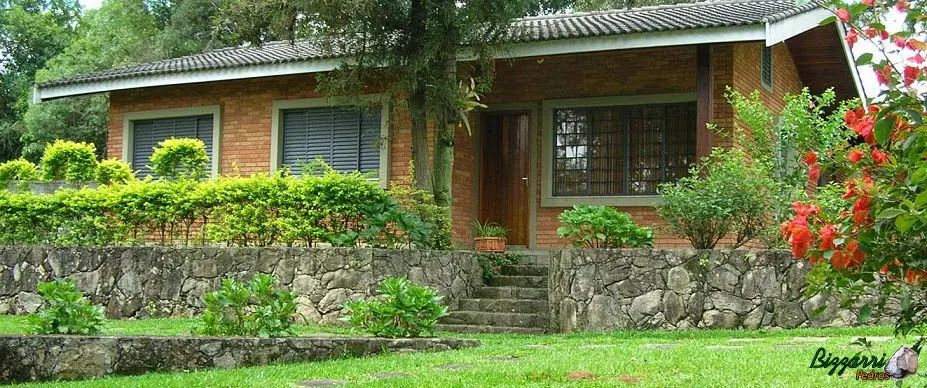 Em frente a casa de hospedes nesse sítio em Bragança Paulista executamos os muros de pedra, as escadas de pedra e a execução do paisagismo.