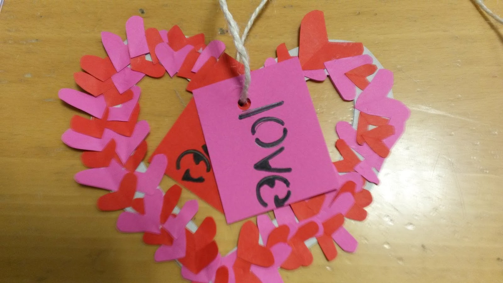 Knutselen moederdag valentijn vaderdag 't Belhameltje Zesde leerjaar: HARTJES KNUTSELEN VOOR VALENTIJN.