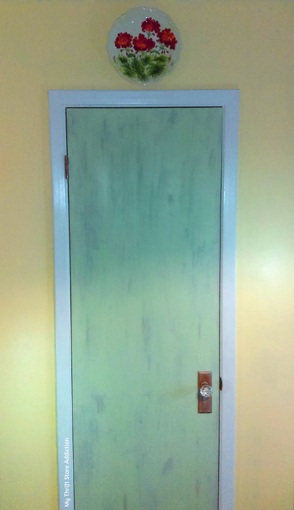 How to give hollow core doors a vintage inspired upcycle using paint! Hollow core door vintage inspired upcycle