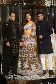 Katirna Kaif with Salman Khan Looking stunning in a Deep neck Cholil    Exclusive Pics 025