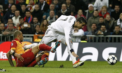 Cristiano Ronaldo fighting hard against Felipe Melo