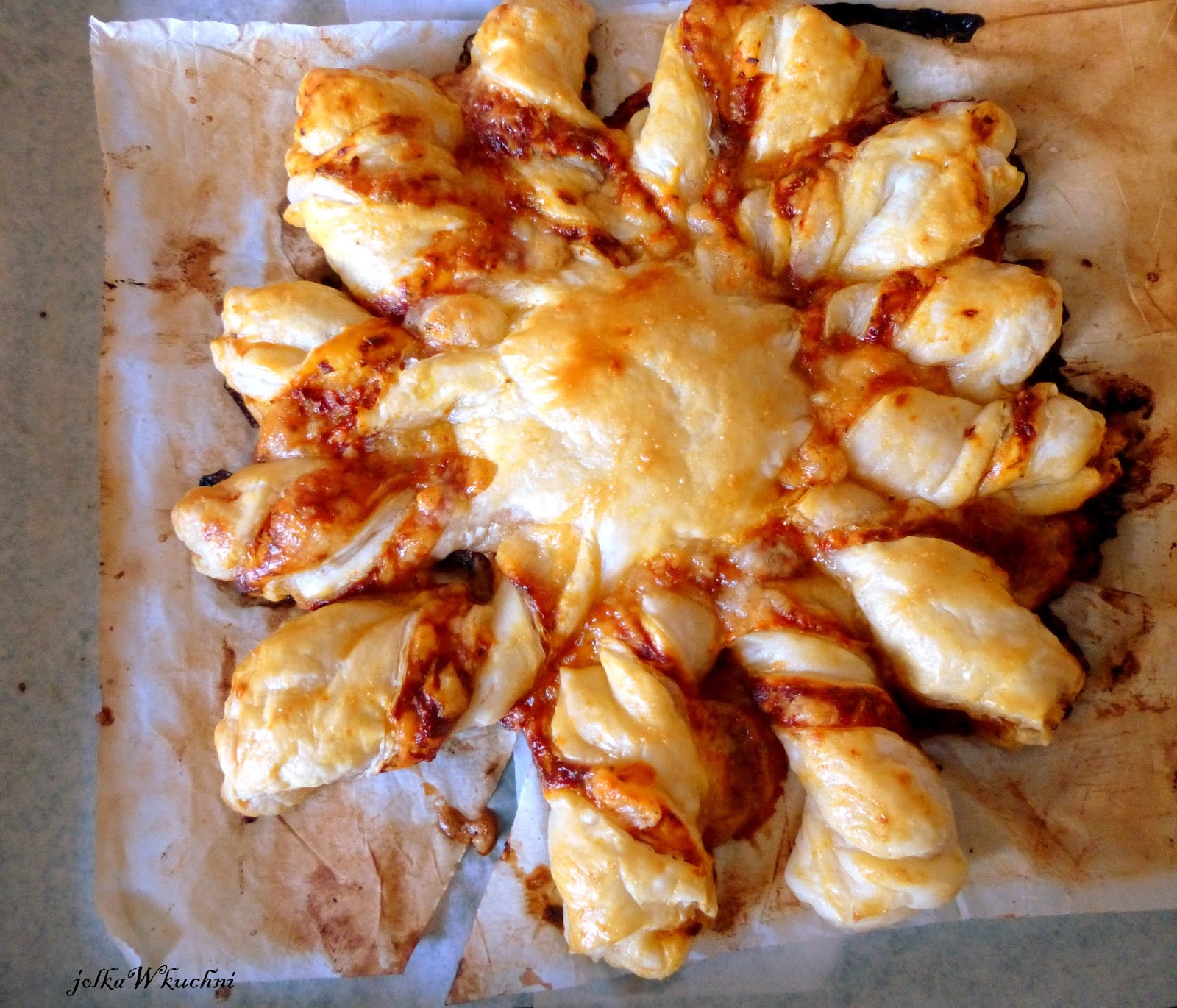Jolka w kuchni Pizza gwiazda z ciasta francuskiego