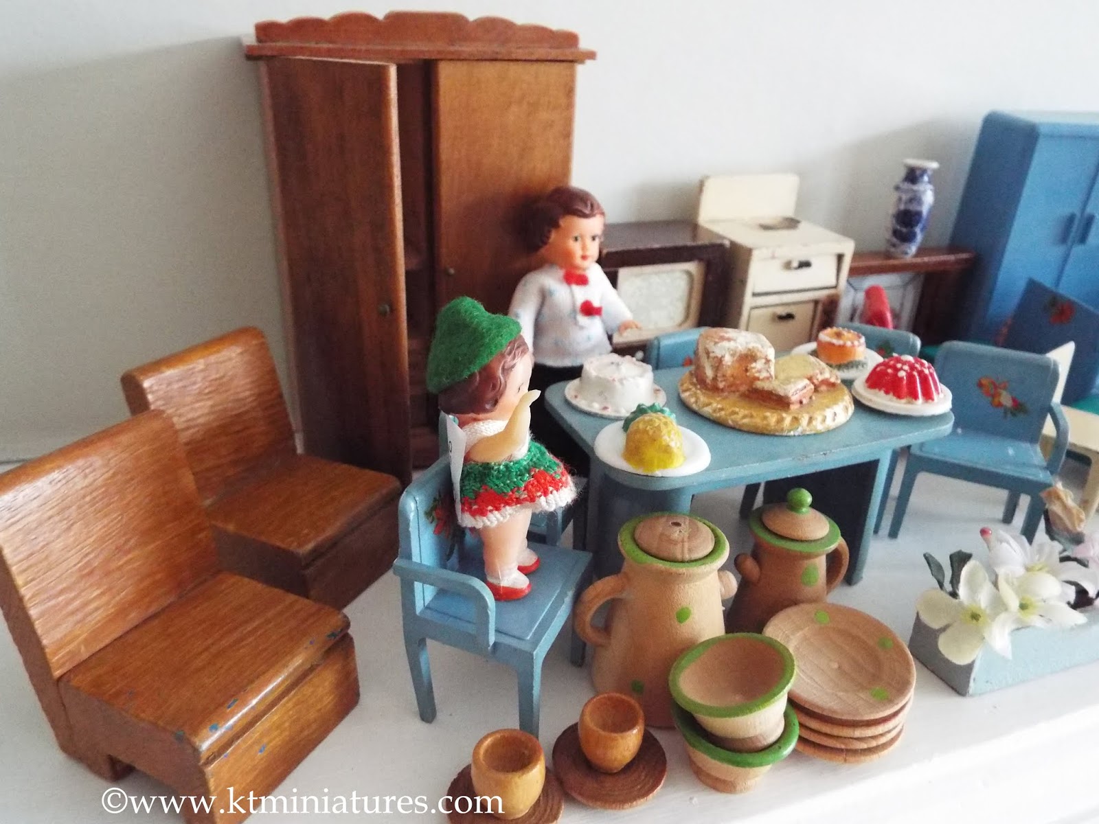 KT Miniatures Journal Assorted Vintage Dolls House Items In Aid Of