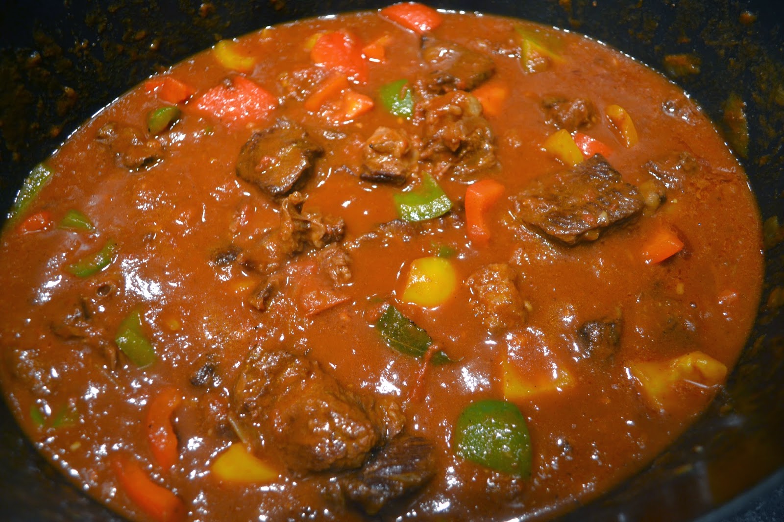 Eet lekker Goulash met gerookt paprikapoeder