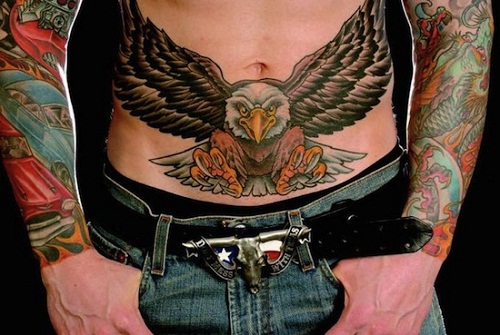 Águia voando Tatuagem no Estômago