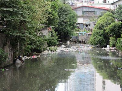 Canal lleno de basura de Chinatown, en Manila