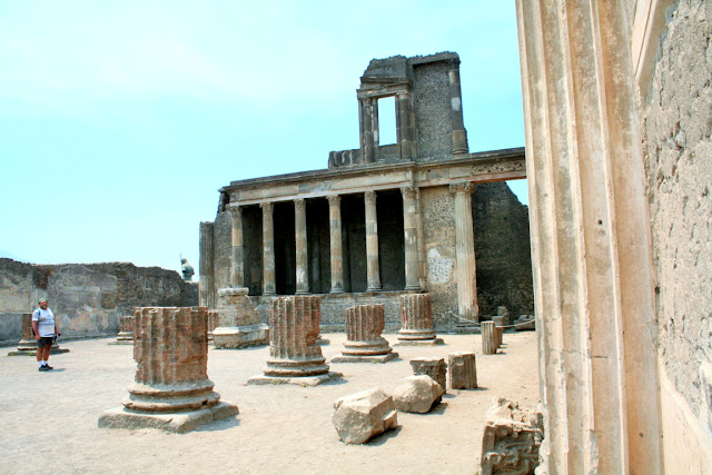 Pompei rovine www.travelnelmondo.blogspot.it Pompei scavi, basilica, monumenti